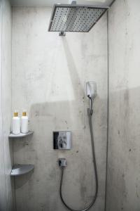 uma casa de banho com uma cabeça de chuveiro em Haus Kollbauer em Dienten am Hochkönig