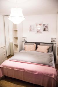 um quarto com uma cama grande e lençóis cor-de-rosa em Haus Kollbauer em Dienten am Hochkönig