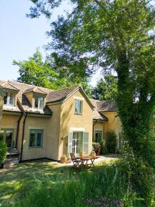een huis met een picknicktafel in de tuin bij Mill Green Cottage, On site Pools & Spa access in Somerford Keynes