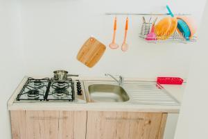 een keuken met een fornuis en een wastafel bij Villa Riviera in Portoscuso