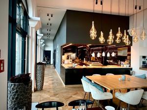 a dining room with a table and a kitchen at Apartamenty w Marina Royale in Darlowko