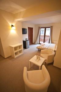 a hotel room with a bed and a table and chairs at Willa Bursztynowa 13 in Gdańsk