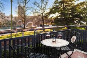 Fotografie z fotogalerie ubytování VeronaInFlat - Castle View Room v destinaci Verona