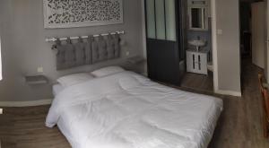 Giường trong phòng chung tại Appart'Hôtel de Trefeuntec - à 150m de la plage et du GR34