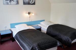 2 camas en una habitación de hotel con en Lille Margrethe, en Gadbjerg
