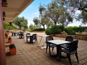 szereg stołów i krzeseł na patio w obiekcie Agriturismo Catena w mieście Cirò