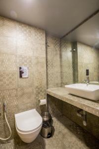 bagno con servizi igienici e lavandino di Nap Manor Hostels a Mumbai