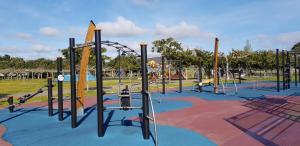 ポルトノボにある2 D Las Floresのジェットコースター付きの遊び場がある公園