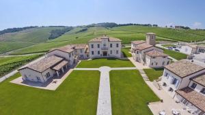 una vista aérea de una gran finca con césped verde en Borgo Conde Wine Resort, en Forlì