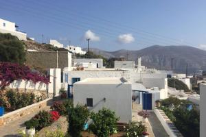 vistas a una ciudad con edificios blancos en Cycladic house in rural surrounding 2, en Amorgós