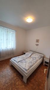 Posteľ alebo postele v izbe v ubytovaní Áron Apartman