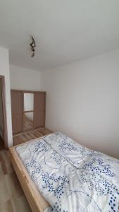 Posteľ alebo postele v izbe v ubytovaní Áron Apartman