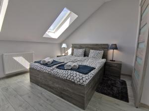 um quarto com uma cama com toalhas em Apartamenty Portowy em Mrzeżyno