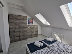 1 dormitorio con 1 cama con 2 almohadas en Apartamenty Portowy en Mrzeżyno