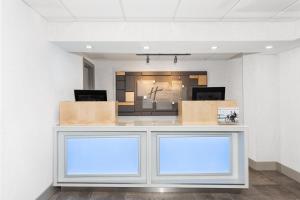 The lobby or reception area at Holiday Inn Express Hopewell - Fort Lee Area, an IHG Hotel