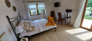 1 dormitorio con cama, mesa y ventana en Ferienhaus Tangrintel, en Hemau