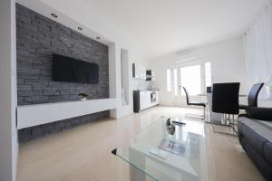 A television and/or entertainment centre at Apartments Zelic