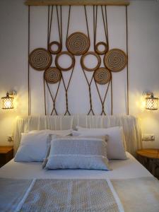 - une chambre avec un grand lit blanc et deux lumières dans l'établissement Porto Thassos Apartments & Studios, à Skala Potamias