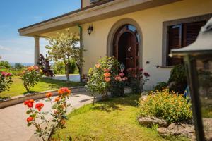 uma casa com flores em frente a um quintal em B&B Il Belvedere em Viterbo