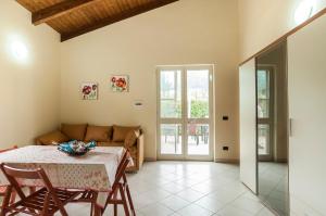 een woonkamer met een tafel en een bank bij Agriturismo Zefiro in Sperlonga