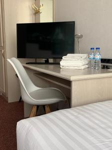 TV a/nebo společenská místnost v ubytování Hotel Berg