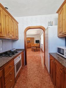 a kitchen with an archway leading to a dining room at Martha's Holiday Home in Telde