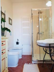 uma casa de banho com um chuveiro, um WC e um lavatório. em B&B La Toscanina em San Miniato