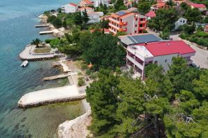 widok z powietrza na małą wyspę w wodzie w obiekcie Villa Rajna w mieście Starigrad-Paklenica