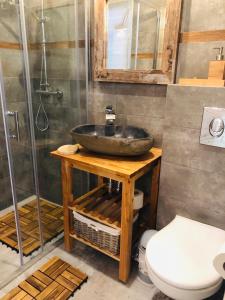 ein Badezimmer mit Waschbecken und Dusche in der Unterkunft U Wikinga - Domki letniskowe w Mielnie in Mielno