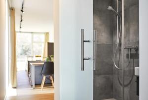 a bathroom with a shower and a desk at Modern ausgebauter Überseecontainer als Tiny House in Wertheim