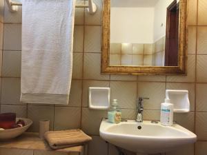 A bathroom at Sarakinas Farm House