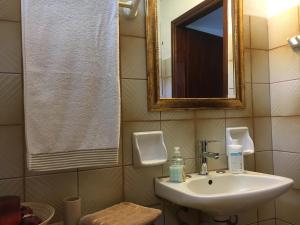 A bathroom at Sarakinas Farm House Még 36 kép