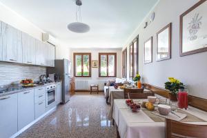 uma cozinha e sala de estar com mesa e cadeiras em Borgo Tabari Locazione Turistica em Mussolente 