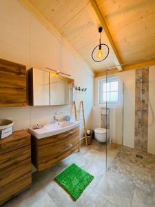 A bathroom at Apartments Edelweiß & Enzian - Gästehaus zum Fuchs