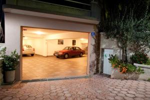 un garaje con un coche aparcado dentro en Vila Nives en Podgora