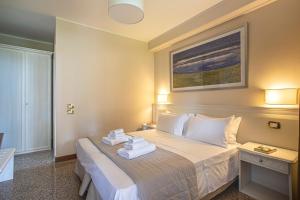 Una habitación de hotel con una cama con toallas. en Borgo Tabari Locazione Turistica, en Mussolente 