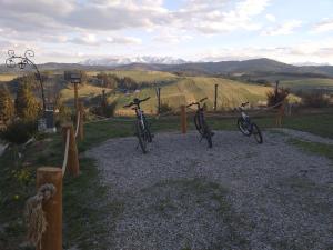 un par de bicicletas estacionadas en un campo de grava en Domek na wzgórzu, en Łapsze Niżne