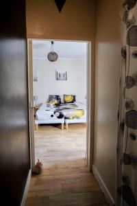ein Schlafzimmer mit einem Bett in einem Zimmer in der Unterkunft Les Gués Rivières in Pujols Gironde