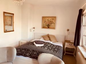 Postel nebo postele na pokoji v ubytování Das Kleine Hotel Schleiblick