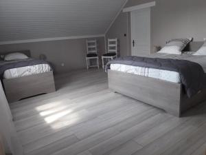 Postel nebo postele na pokoji v ubytování Chambre d'hôtes Comme une évidence Clairvaux-les-lacs