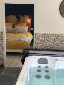 uma banheira num quarto com uma cama em Escale beauté le Crotoy em Le Crotoy