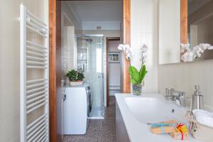 uma casa de banho branca com um lavatório e um chuveiro em Borgo Tabari Locazione Turistica em Mussolente 