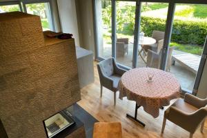 un salon avec une table et des chaises dans l'établissement Cottage@Baltic-Chalets, à Kalkhorst