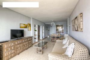 - un salon avec un canapé et une télévision dans l'établissement Precioso apartamento frontal al mar, à Nerja