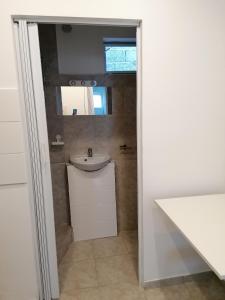 uma casa de banho com um lavatório e um espelho em Jasmin em Laichingen