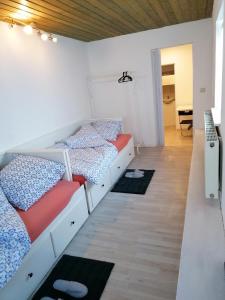 - une chambre avec 2 lits et un bureau dans l'établissement Jasmin, à Laichingen