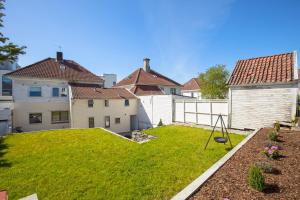 un patio trasero de una casa con un patio con en Central Studio Apartment Apt 101 en Stavanger