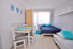 Schlafzimmer mit einem Bett, einem Tisch und einem Schreibtisch in der Unterkunft Pokoje gościnne Doris in Władysławowo