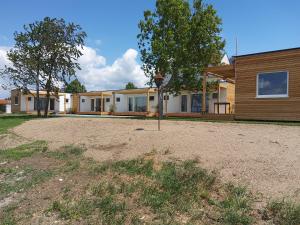 una casa con un patio de tierra delante de ella en Zimmerei - Landgasthaus Karlo en Illmitz