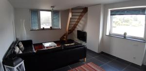 TV a/nebo společenská místnost v ubytování Appartement Duplex à l'entrée de Ciney Avec emplacement vélos